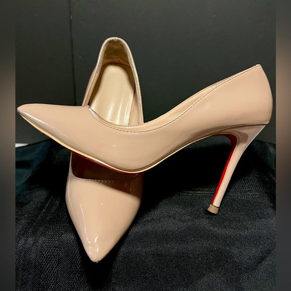 Christian Louboutin Sz 37 Tan Nude Patent Leather Pumps Heels Pointed‎ Toes